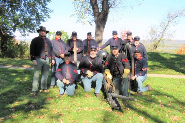 Battery members in front of the American Civil War limber